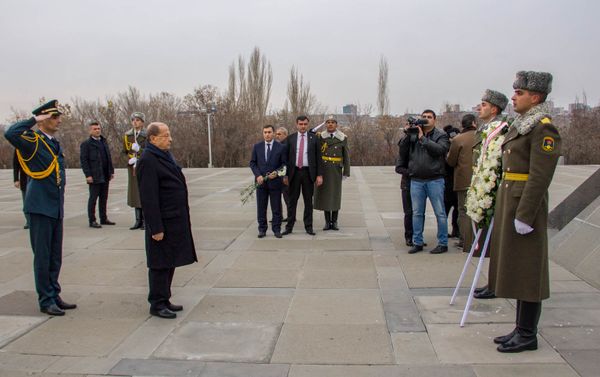 Президент Ливана Мишель Аун в мемориальном комплексе Цицернакаберд Президент Ливана Мишель Аун в мемориальном комплексе Цицернакаберд - Sputnik Армения