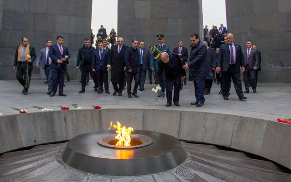 Президент Ливана Мишель Аун в мемориальном комплексе Цицернакаберд Президент Ливана Мишель Аун в мемориальном комплексе Цицернакаберд - Sputnik Армения