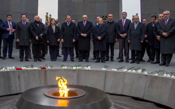 Президент Ливана Мишель Аун в мемориальном комплексе Цицернакаберд Президент Ливана Мишель Аун в мемориальном комплексе Цицернакаберд - Sputnik Армения