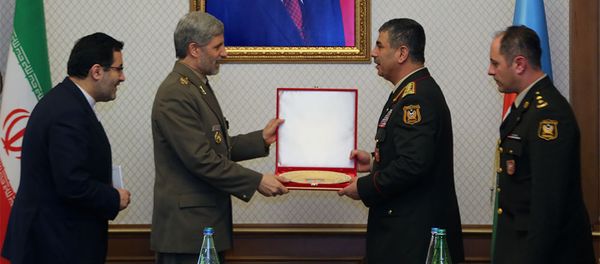 Министр обороны Азербайджанa Закир Гасанов встретился с Министром обороны и поддержки Вооруженных сил Ирана Амиром Хатеми Министр обороны Азербайджанa Закир Гасанов встретился с Министром обороны и поддержки Вооруженных сил Ирана Амиром Хатеми - Sputnik Армения