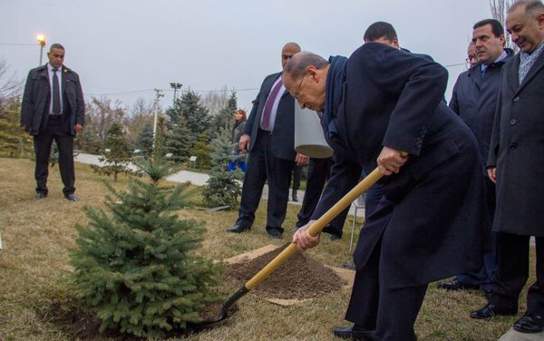 Президент Ливана Мишель Аун в мемориальном комплексе Цицернакаберд Президент Ливана Мишель Аун в мемориальном комплексе Цицернакаберд - Sputnik Армения