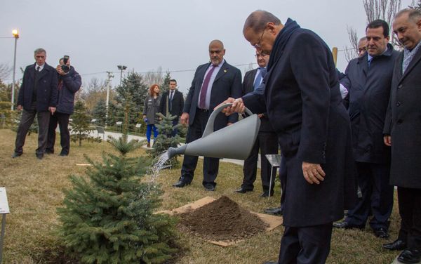 Президент Ливана Мишель Аун в мемориальном комплексе Цицернакаберд Президент Ливана Мишель Аун в мемориальном комплексе Цицернакаберд - Sputnik Армения