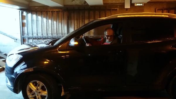Пенсионер въехал на внедорожнике в подземный переход в Санкт-Петербурге - Sputnik Армения
