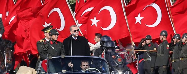 Президент Турции Реджеп Тайип Эрдоган и начальник Генерального штаба ВС Турции Хулуси Акар на 92-й годовщине дня Республики (29 октября 2015). Анкара, Турция Президент Турции Реджеп Тайип Эрдоган и начальник Генерального штаба ВС Турции Хулуси Акар на 92-й годовщине дня Республики (29 октября 2015). Анкара, Турция - Sputnik Армения
