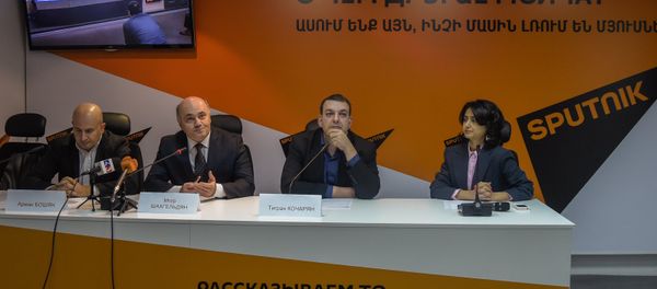 Пресс-конференция на тему Отношения РФ и РА: информационный фактор. Участники В Ереване: депутат национального собрания Армении от партии Оринац Еркир, первый заместитель председателя Союза армян России Мгер ШАХГЕЛЬДЯН, специалист по информационной безопасности, политолог Тигран Кочарян и руководитель Ереванского геополитического клуба Арман БОШЯН - Sputnik Արմենիա