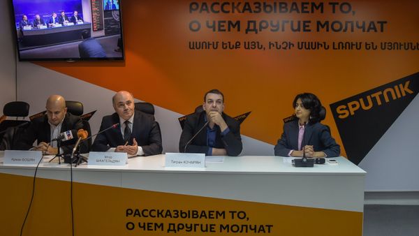 Пресс-конференция на тему Отношения РФ и РА: информационный фактор. Участники В Ереване: депутат национального собрания Армении от партии Оринац Еркир, первый заместитель председателя Союза армян России Мгер ШАХГЕЛЬДЯН, специалист по информационной безопасности, политолог Тигран Кочарян и руководитель Ереванского геополитического клуба Арман БОШЯН - Sputnik Армения