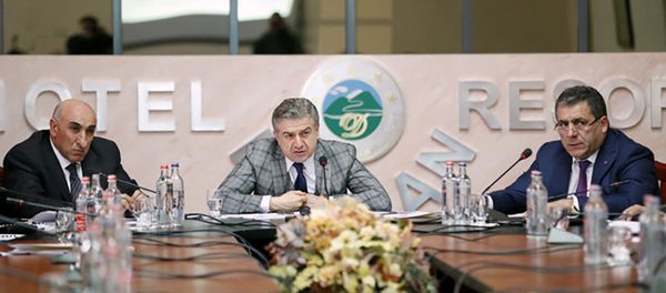 Премьер-министр Карен Карапетян во время визита в Тавушскую область Армении - Sputnik Армения
