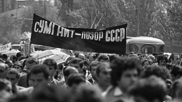 Траурное шествие в Ереване 8 марта 1988 года в память о жертвах Сумгаитского погрома Траурное шествие в Ереване 8 марта 1988 года в память о жертвах Сумгаитского погрома - Sputnik Армения