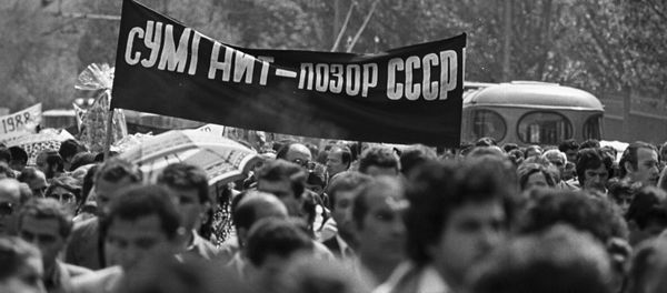Траурное шествие в Ереване 8 марта 1988 года в память о жертвах Сумгаитского погрома Траурное шествие в Ереване 8 марта 1988 года в память о жертвах Сумгаитского погрома - Sputnik Армения