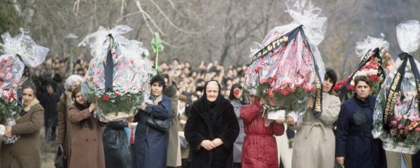Венки к мемориалу жертвам армянских погромов в Сумгаите. Венки к мемориалу жертвам армянских погромов в Сумгаите. - Sputnik Армения