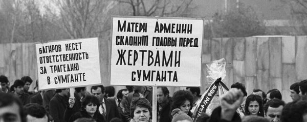 Траурное шествие в Ереване 8 марта 1988 года в память о жертвах Сумгаитского погрома Траурное шествие в Ереване 8 марта 1988 года в память о жертвах Сумгаитского погрома - Sputnik Армения