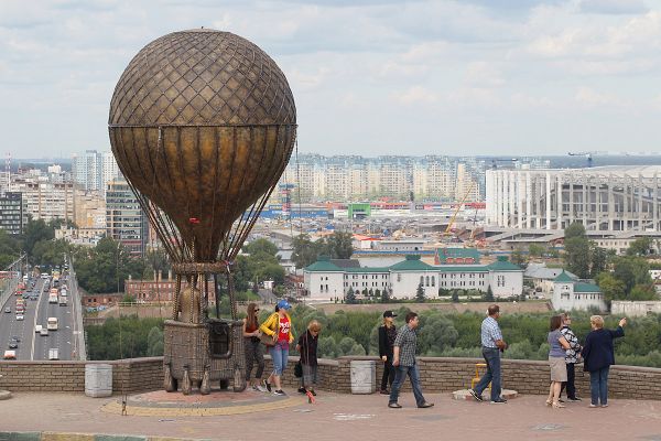 Памятник писателю-фантасту Жюлю Верну был открыт в сентябре 2015 года на набережной Оки. Знаменитый француз изображен летящим на воздушном шаре с подзорной трубой в руках. Высота композиции - 10 метров. - Sputnik Армения