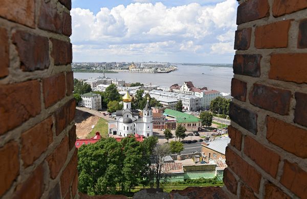 Вид из бойницы Нижегородского кремля на Стрелку Оки и Волги – одну из главных природных достопримечательностей Нижнего Новгорода. В месте слияния рек располагается Невский собор. Здесь же находится стадион, который примет матчи чемпионата мира по футболу 2018 года. - Sputnik Армения