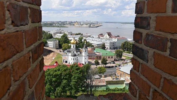 Вид из бойницы Нижегородского кремля на Стрелку Оки и Волги – одну из главных природных достопримечательностей Нижнего Новгорода. В месте слияния рек располагается Невский собор. Здесь же находится стадион, который примет матчи чемпионата мира по футболу 2018 года. - Sputnik Армения