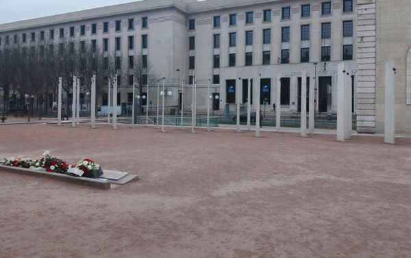 Армяне Лиона почтили память жертв сумгаитских погромов на главной площади города Понсэ (28 февраля 2018) Лион, Франция - Sputnik Армения