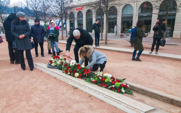 Армяне Лиона почтили память жертв сумгаитских погромов на главной площади города Понсэ (28 февраля 2018) Лион, Франция - Sputnik Армения