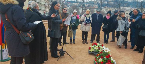 Армяне Лиона почтили память жертв сумгаитских погромов на главной площади города Понсэ (28 февраля 2018) Лион, Франция - Sputnik Արմենիա