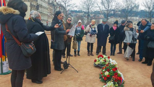 Армяне Лиона почтили память жертв сумгаитских погромов на главной площади города Понсэ (28 февраля 2018) Лион, Франция - Sputnik Армения
