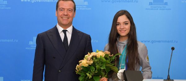 Церемония вручения премьер-министром РФ Д. Медведевым автомобилей победителям и призерам зимней Олимпиады -2018 в Пхенчхане - Sputnik Արմենիա