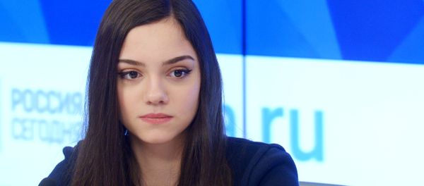 Двукратный серебряный призер XXIII зимних Олимпийских игр Евгения Медведева на пресс-конференции в Международном мультимедийном пресс-центре МИА Россия сегодня в Москве. - Sputnik Армения