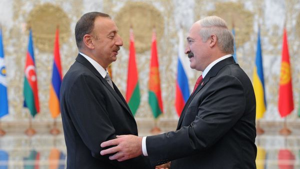 Президенты Белоруссии и Азербайджана Александр Лукашенко и Ильхам Алиев перед началом заседания Высшего Евразийского экономического совета (25 октября 2013). Минск, Беларусь - Sputnik Արմենիա
