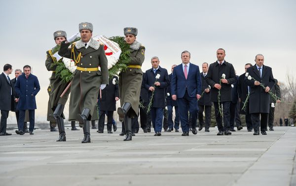Премьер-министр Грузии Георгий Квирикашвили посетил Цицернакаберд - Sputnik Армения