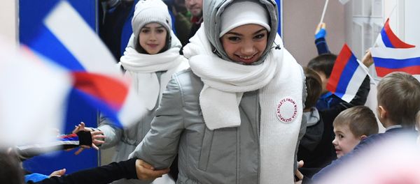 Фигуристки Евгения Медведева и Алина Загитова во время торжественных проводов на зимние Олимпийские игры 2018 Фигуристки Евгения Медведева и Алина Загитова во время торжественных проводов на зимние Олимпийские игры 2018 - Sputnik Армения