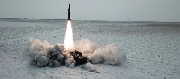 Боевой пуск ракеты ОТРК «Искандер-М» состоялся на полигоне Капустин Яр Боевой пуск ракеты ОТРК «Искандер-М» состоялся на полигоне Капустин Яр - Sputnik Армения
