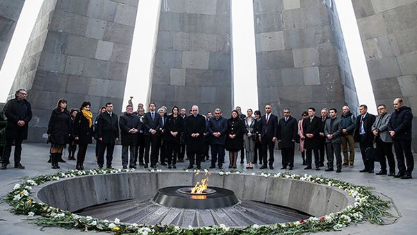 Мэр Лиона Жорж Кепенекян в Мемориале жертв Геноцида армян Мэр Лиона Жорж Кепенекян в Мемориале жертв Геноцида армян - Sputnik Армения