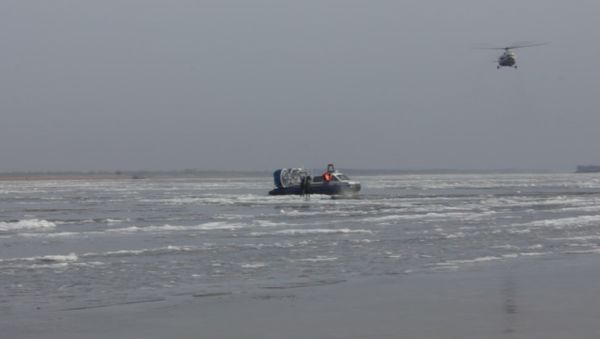 СПУТНИК_Спасатели на катере сняли двух детей с оторвавшейся льдины под Хабаровском - Sputnik Армения