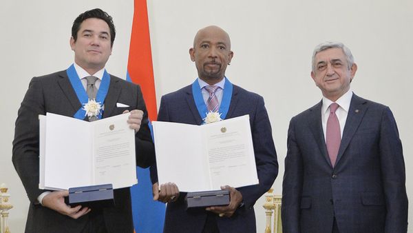 Президент Армении Серж Саргсян наградил создателей фильма Архитекторы отрицания Дина Кейна и Монтеля Уильямса - Sputnik Армения
