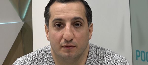 Арарат Кещян поздравил девушек с 8 марта Арарат Кещян поздравил девушек с 8 марта - Sputnik Армения