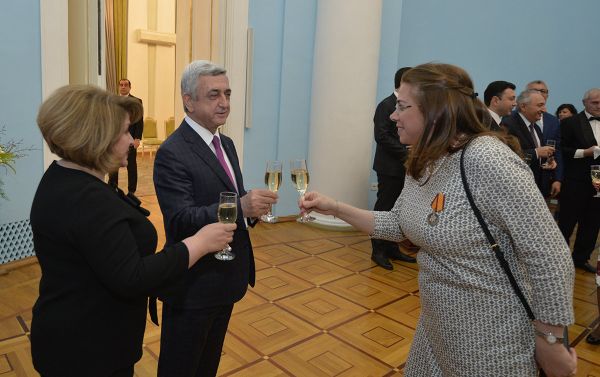 ՀՀ նախագահը շնորհավորել է կանանց տոնը ՀՀ նախագահը շնորհավորել է կանանց տոնը - Sputnik Արմենիա