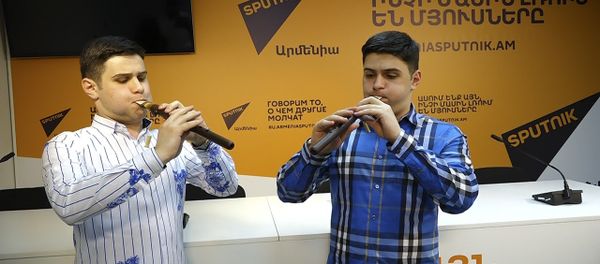 Братья Шагинян показали мастерство игры на дудуке Братья Шагинян показали мастерство игры на дудуке - Sputnik Армения