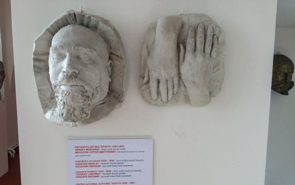 Дом-музей Сергея Меркурова. Посмертная маска и слепки рук скульптора Дом-музей Сергея Меркурова. Посмертная маска и слепки рук скульптора - Sputnik Армения