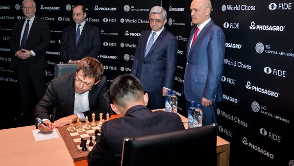 Партия Левон Аронян - Дин Лирен на турнире претендентов на звание чемпиона мира по шахматам (10 марта 2018). Берлин, Германия - Sputnik Армения