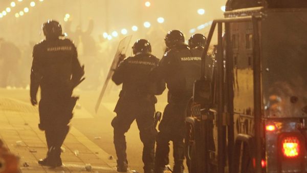 Обеспечение мер безопасности на улицах Белграда, где проходит крупнейшая акция протеста против провозглашения независимости Косово. - Sputnik Армения