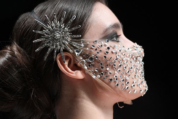 Модель демонстрирует одежду из новой коллекции Ye.s Couture by Yegana Sadyxova в рамках Mercedes-Benz Fashion Week Russia. - Sputnik Армения