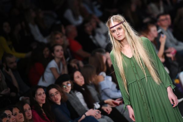 Модель демонстрирует одежду из новой коллекции DI SIITOVA в рамках Mercedes-Benz Fashion Week Russia. - Sputnik Армения