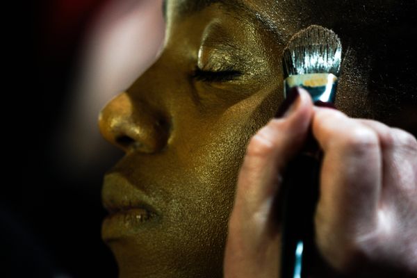 Модель во время подготовки к показам одежды в рамках Mercedes-Benz Fashion Week Russia. - Sputnik Армения