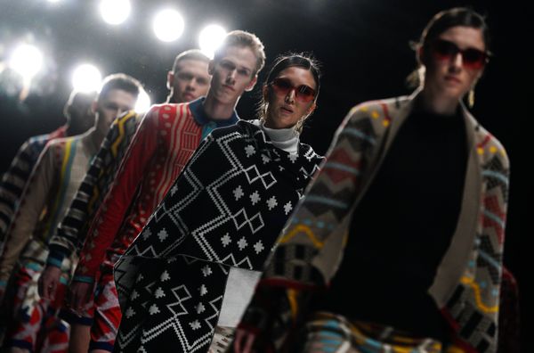 Модели демонстрируют одежду дизайнера MAXHOSA BY LADUMA во время показа коллекции одежды Africa Explosion - мода и дизайн Южной Африки в рамках Mercedes-Benz Fashion Week Russia - Sputnik Армения