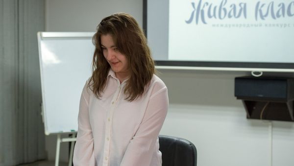 Участница международного конкурса юных чтецов Живая классика (13 марта 2018). Ереван - Sputnik Армения