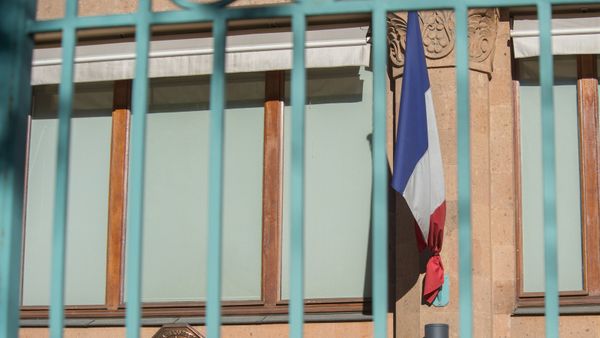 Цветы у посольства Франции в Ереване - Sputnik Армения