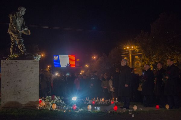 Сотни свеч зажглись на площади Франции в Ереване Сотни свеч зажглись на площади Франции в Ереване - Sputnik Армения