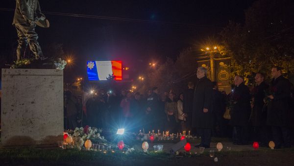 Сотни свеч зажглись на площади Франции в Ереване - Sputnik Армения
