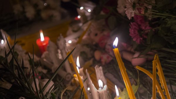 Ереванцы зажгли свечи и сыграли Марсельезу на площади Франции - Sputnik Армения