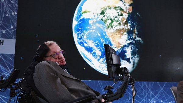 Физик-теоретик и космолог Стивен Хокинг сидит на сцене во время анонса Прорывной инициативы Starshot с инвестором Юрием Мильнером (12 апреля 2016) Нью-Йорк, США - Sputnik Армения