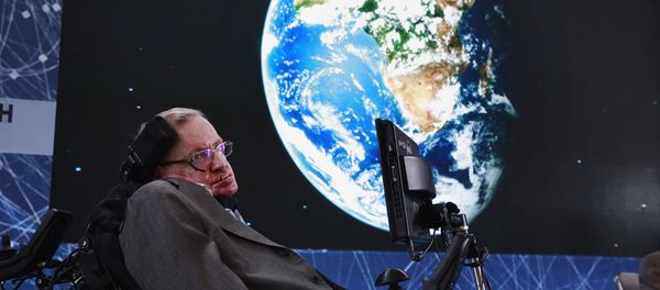 Физик-теоретик и космолог Стивен Хокинг сидит на сцене во время анонса Прорывной инициативы Starshot с инвестором Юрием Мильнером (12 апреля 2016) Нью-Йорк, США - Sputnik Армения