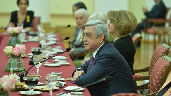 Президент Армении Серж Саргсян наградил группу женщин, отличившихся эффективным и добросовестным трудом (14 марта 2018). Ереван - Sputnik Армения