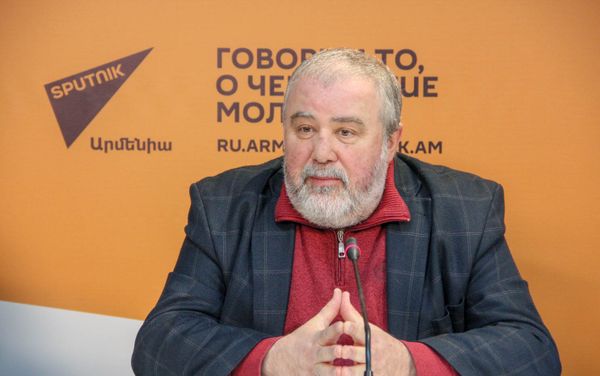Главный дирижер Государственного камерного хора Армении Роберт Млкеян Главный дирижер Государственного камерного хора Армении Роберт Млкеян - Sputnik Армения
